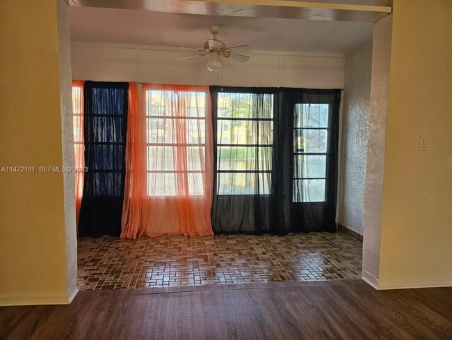 5940 NW 64th Ave in Tamarac, FL - Foto de edificio - Building Photo