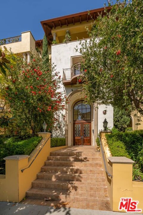 10617 Eastborne Ave in Los Angeles, CA - Building Photo - Building Photo