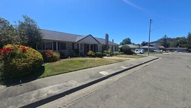 3858 Lanewood Way in Santa Rosa, CA - Building Photo - Building Photo