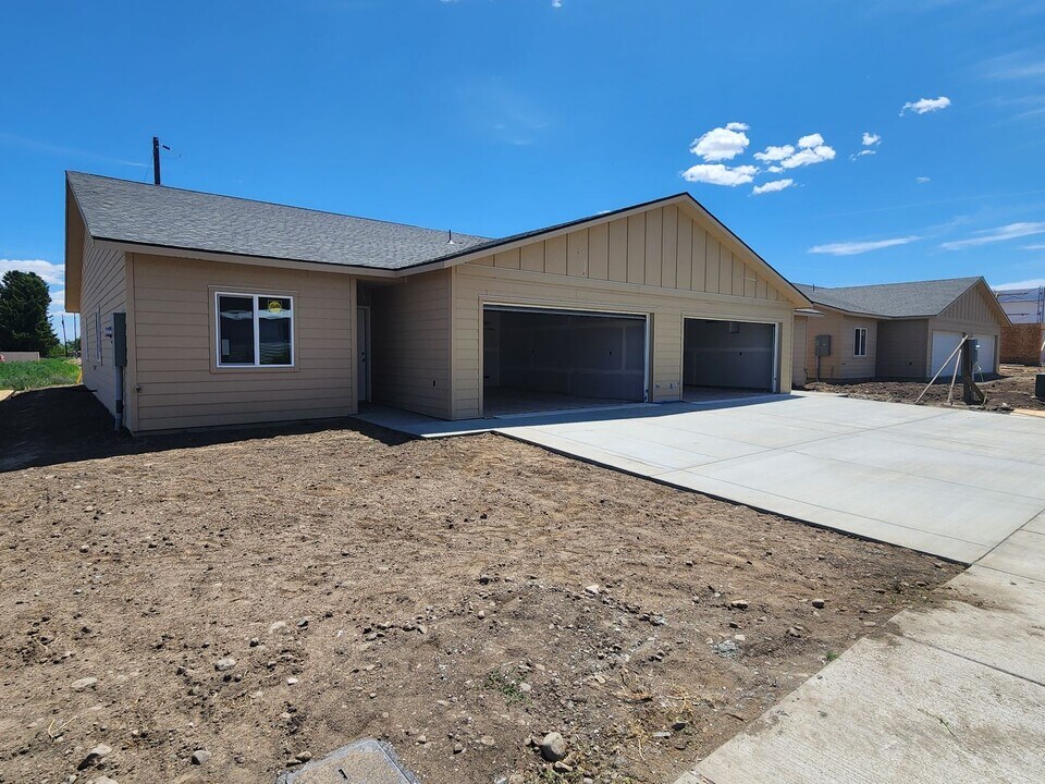 2503-2505 S 47th Ave in Yakima, WA - Building Photo