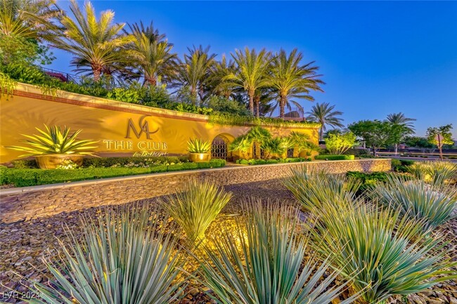 2352 Martinique Ave in Henderson, NV - Foto de edificio - Building Photo