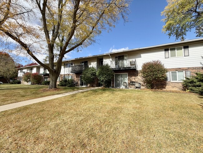 1810 Greenway Cross in Fitchburg, WI - Foto de edificio - Building Photo