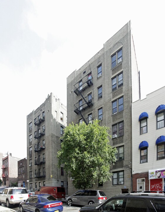 227 E 203rd St in Bronx, NY - Building Photo