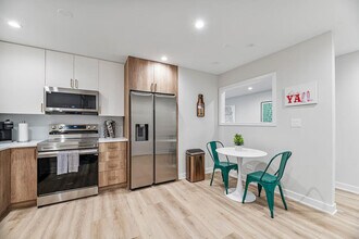 2335 W Touhy Ave in Chicago, IL - Building Photo - Building Photo