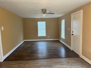 4907 Sycamore Ave in Pasadena, TX - Building Photo - Building Photo
