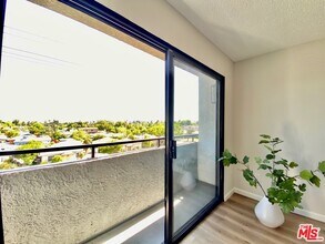 Victory Palms Apartments in North Hollywood, CA - Foto de edificio - Building Photo
