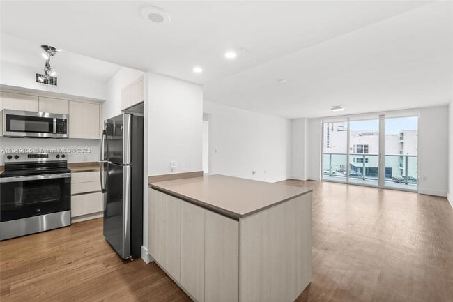 1500 Bay Rd, Unit M-1225 in Miami Beach, FL - Building Photo - Building Photo