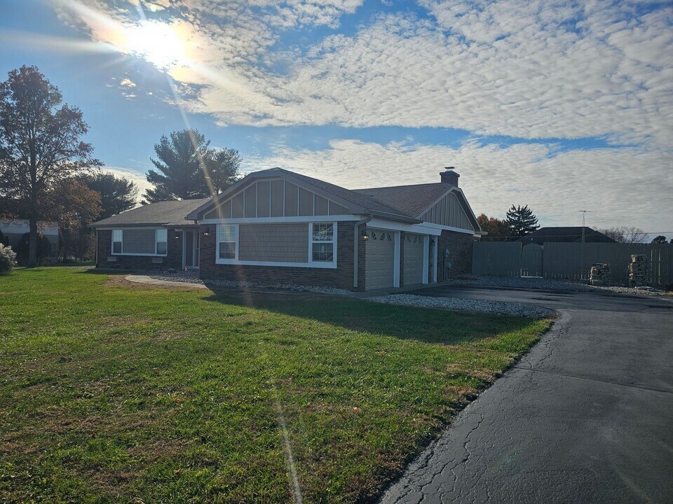 795 S Country Club Dr in Greensburg, IN - Building Photo