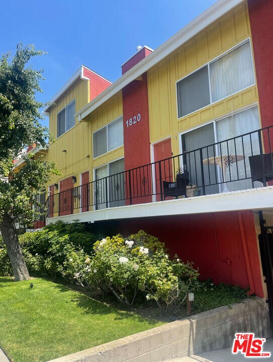 1820 S Bentley Ave in Los Angeles, CA - Building Photo