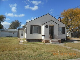 211 N Maple St in Hoisington, KS - Building Photo