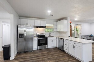 122 NE Angus St in Lawton, OK - Building Photo