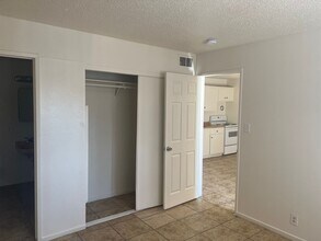 3720 Royal Crest St in Las Vegas, NV - Building Photo - Building Photo