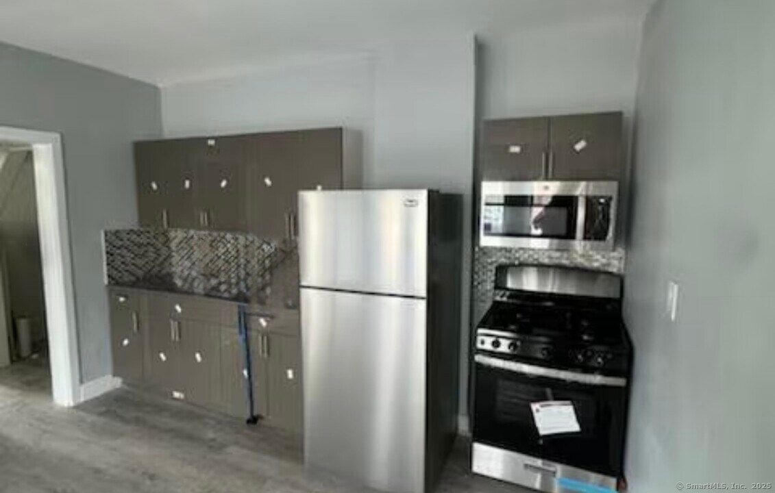 657 Maple St in Bridgeport, CT - Building Photo