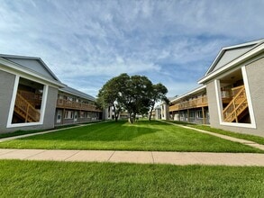 Harrison Beach Apartments in Rockford, IL - Foto de edificio - Building Photo
