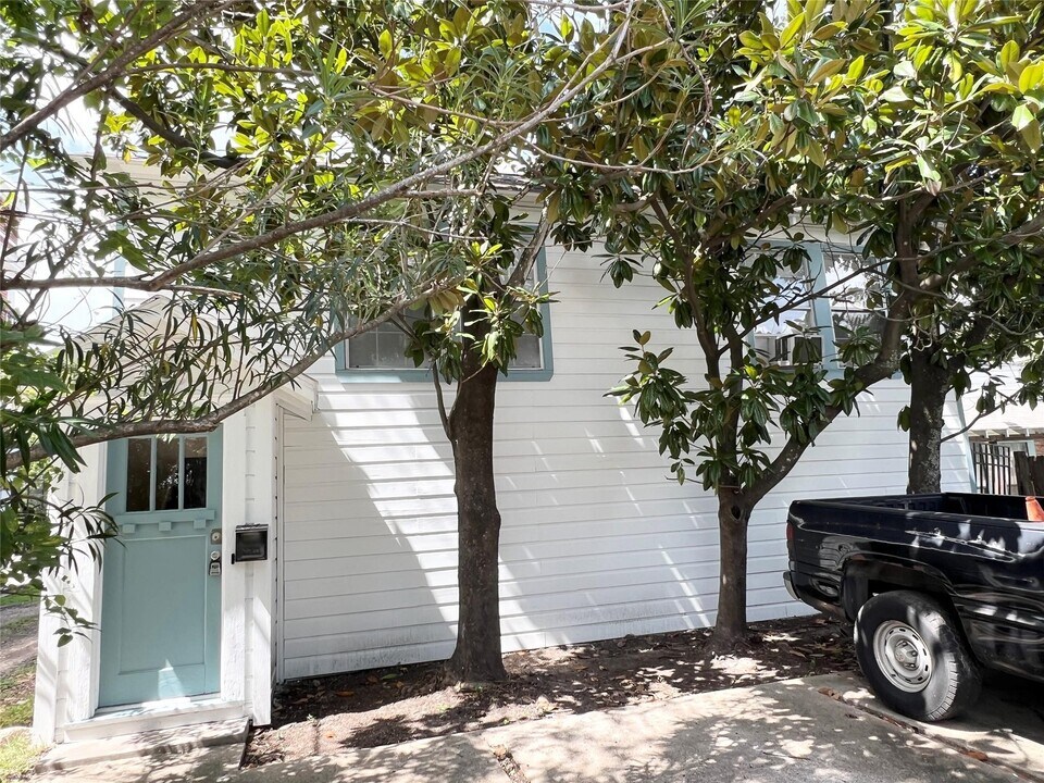 101 W 12th St in Houston, TX - Building Photo