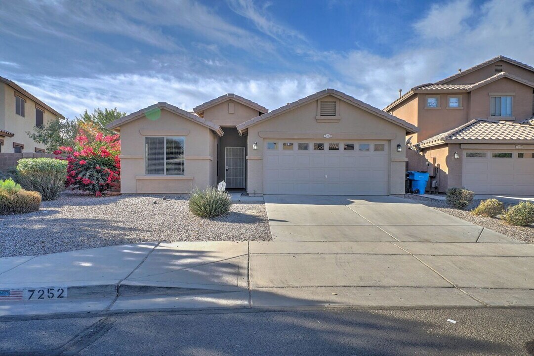 7252 S 46th Ln in Phoenix, AZ - Building Photo