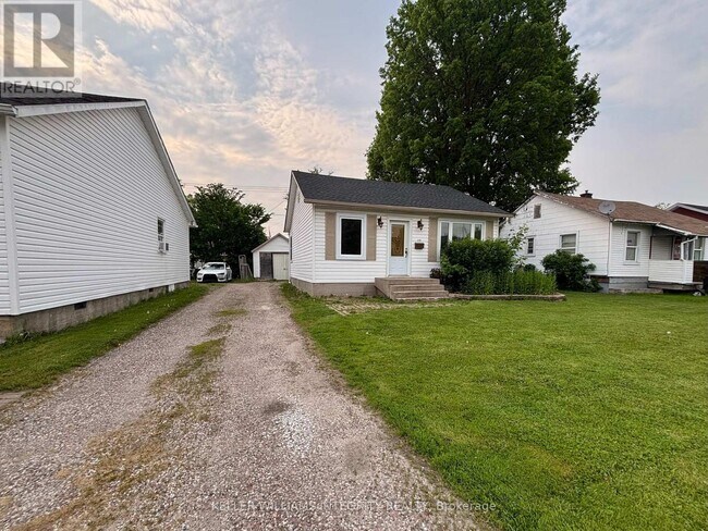 158 Cameron Ave in Renfrew, ON - Building Photo - Building Photo