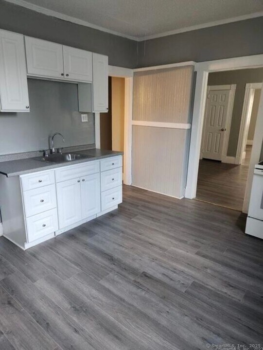 18 S Whitney St in Hartford, CT - Building Photo