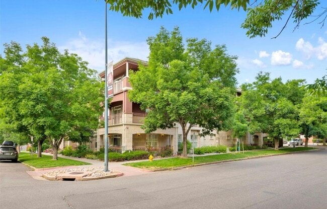 2100 N Humboldt St, Unit 208 in Denver, CO - Foto de edificio - Building Photo