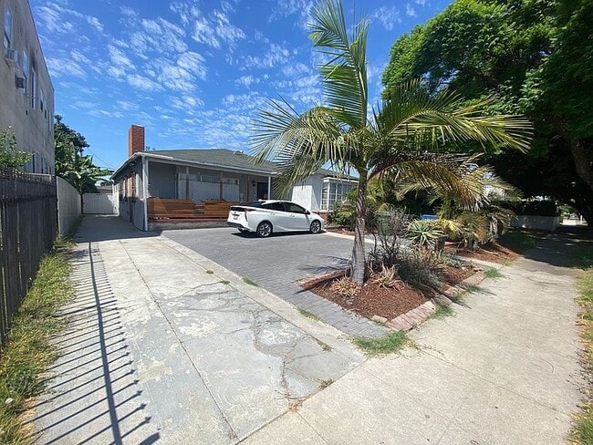 property at 3045 Edgehill Dr