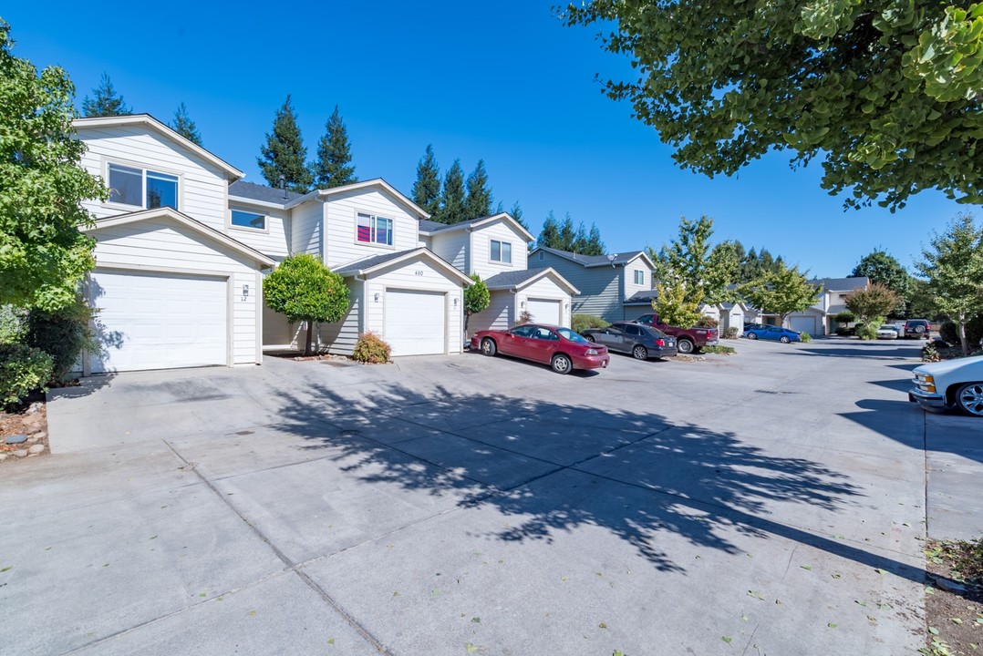 480-490 Posada Way in Chico, CA - Building Photo