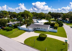 8801 Sunlit Cove Dr NE in St. Petersburg, FL - Building Photo