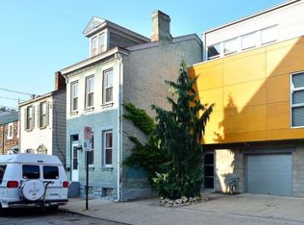 104 S 16th St in Pittsburgh, PA - Building Photo