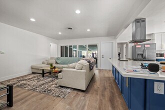 5165 Alumni Pl in San Diego, CA - Building Photo - Building Photo