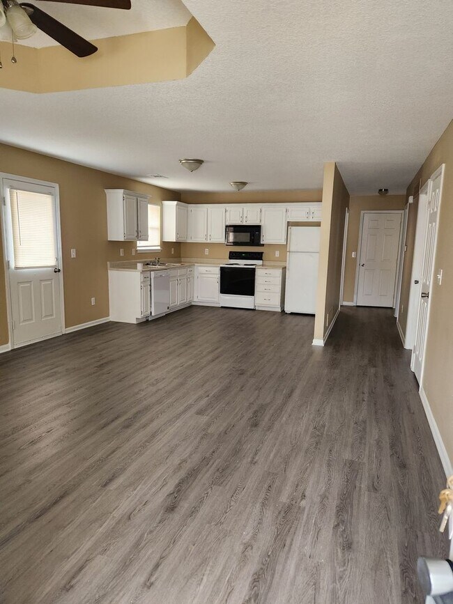 407 SE Chelsey Ln in Oak Grove, MO - Building Photo - Building Photo