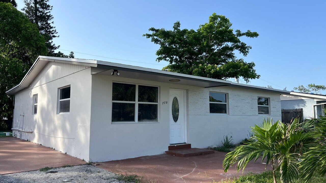 775 Snead Cir in West Palm Beach, FL - Building Photo