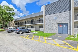 7825 Fairview Dr in Tamarac, FL - Building Photo - Building Photo