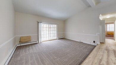 Lofts & Townhomes @ International Apartments in North Providence, RI - Foto de edificio - Building Photo