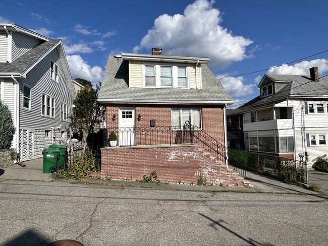 11 Raymond St in Medford, MA - Foto de edificio - Building Photo