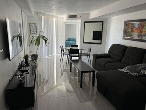 102 SW 6th Ave, Unit 206 in Miami, FL - Foto de edificio - Building Photo