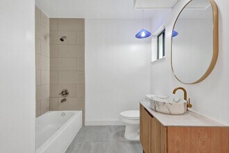 5127 Woodstone Cir E in Greenacres, FL - Foto de edificio - Building Photo