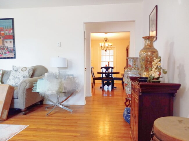 39 N Vivyen St, Unit 1st FL in Bergenfield, NJ - Building Photo - Building Photo