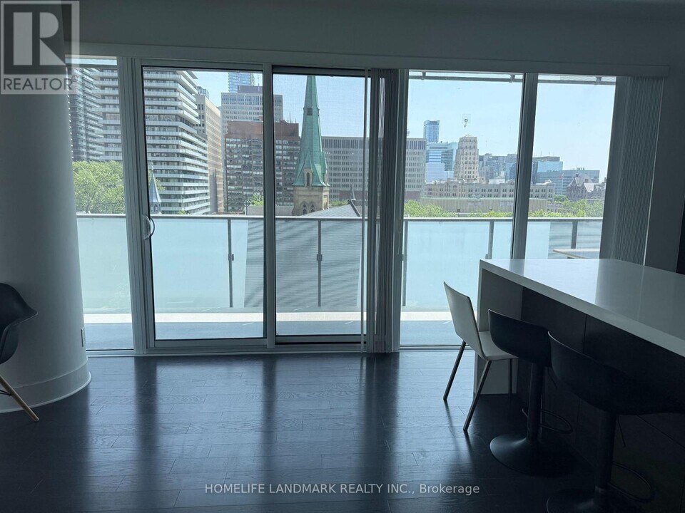 2803-65-665 St Mary St in Toronto, ON - Building Photo