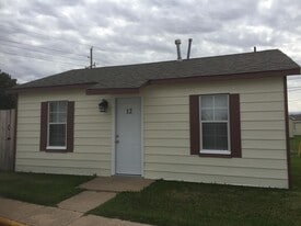 12 Pine Creek Cir in Lawton, OK - Building Photo