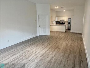16220 Emerald Cove Rd in Weston, FL - Building Photo - Building Photo
