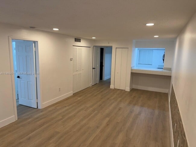 20520 NW 15th Ave in Miami, FL - Foto de edificio - Building Photo