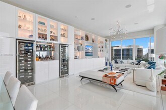 900 Brickell Key Blvd in Miami, FL - Foto de edificio - Building Photo