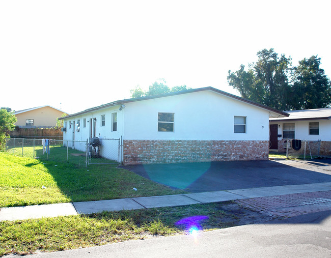 9-13 SW 8th Ave in Dania, FL - Building Photo - Building Photo