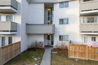 6803 Centre St NW in Calgary, AB - Building Photo - Building Photo