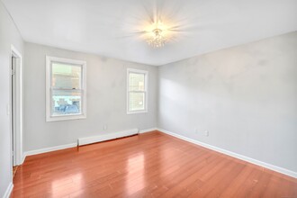 22 Adams St Ext-Unit -2 in Waterbury, CT - Building Photo - Building Photo