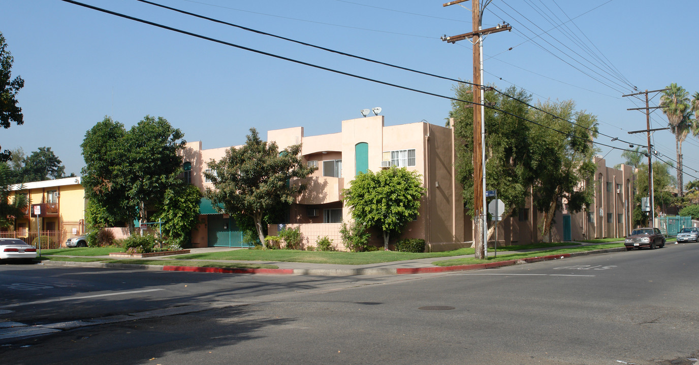 Rayen Apartments in Van Nuys, CA - Building Photo