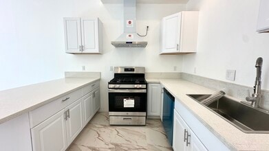 16023 Wyandotte St in Van Nuys, CA - Foto de edificio - Building Photo