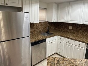 8215 Lake Dr, Unit 307 B in Doral, FL - Building Photo - Building Photo