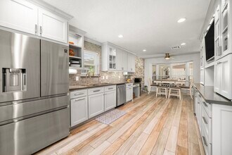 327 Stonehenge Ln in Houston, TX - Building Photo - Building Photo