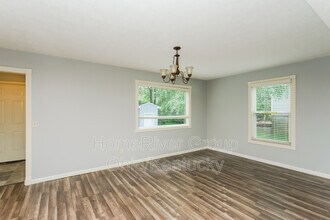 8067 Buckland Dr in Cincinnati, OH - Foto de edificio - Building Photo