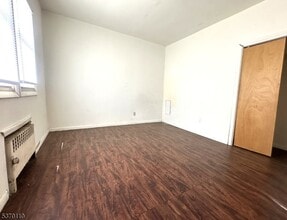 528 Valley Brook Ave in Lyndhurst, NJ - Building Photo - Building Photo